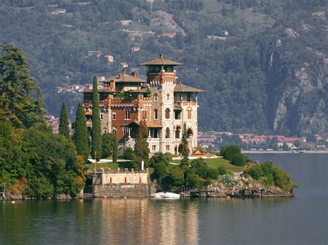 lake como james bond house.
